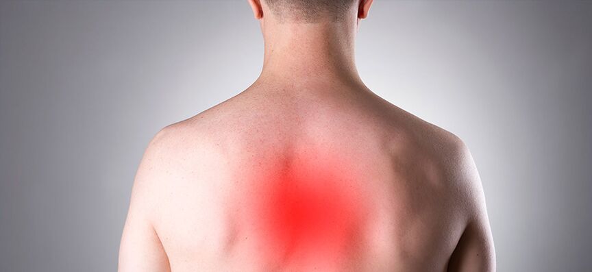 La douleur est le principal symptôme de l'ostéochondrose thoracique. 