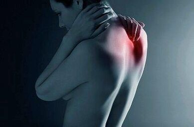 Douleur entre les omoplates, dont la cause réside dans les pathologies de la colonne vertébrale. 