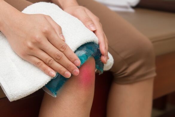 Compresse thérapeutique sur l'articulation du genou pour soulager la douleur.