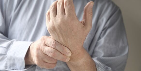 Douleur dans les articulations des mains.