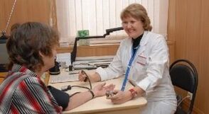 Mesure de la tension artérielle au rendez-vous avec le médecin