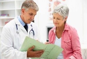 Une femme souffrant d'arthrite dans un rendez-vous avec le médecin